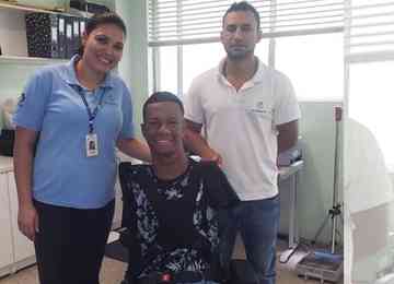 Mineiro Gabriel Araújo usa equipamento adaptado pelo Centro Especializado em Reabilitação (CER) de Diamantina
