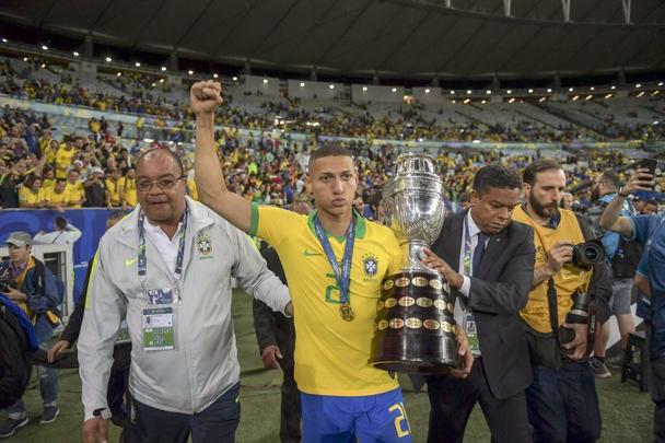 Seleção Brasileira derrota Peru por 3 a 1, conquista Copa América e ergue a taça no Maracanã; veja as fotos da festa do Brasil