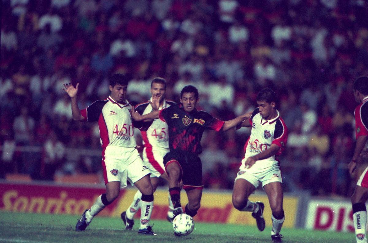 Leonardo veste a camisa da Topper na volta ao Sport, em 1999. Uniforme diferente trouxe escudo do clube na cor vermelha.