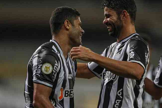 Hulk e Diego Costa comemoram gol do Atltico contra o Sport
