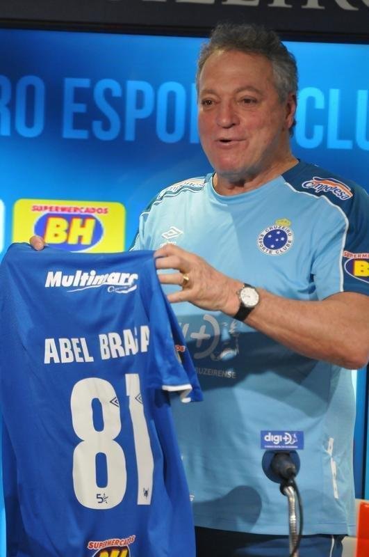 Em sua apresentao, Abel Braga diz que quebrou regra particular para ajudar Cruzeiro a escapar do rebaixamento e prometeu time ofensivo para recuperar respeito ao clube.