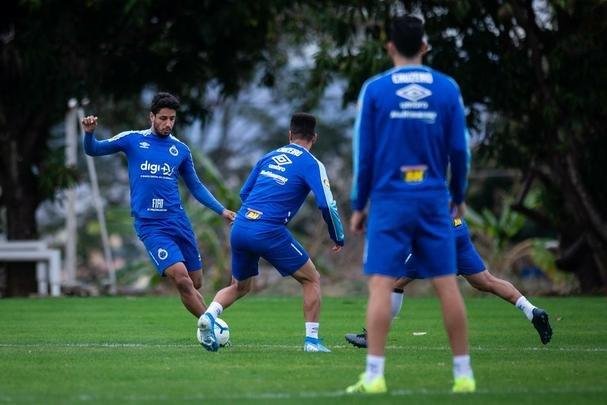Fotos do treino do Cruzeiro na Toca da Raposa II. Time enfrenta o Internacional, nesta quarta-feira, às 21h30, no Mineirão, pela semifinal da Copa do Brasil. Mano Menezes pode apresentar novidades na escalação diante dos gaúchos.