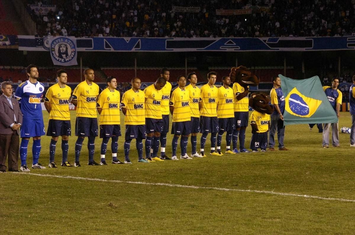 Por causa do ano de Copa do Mundo, o Cruzeiro lançou um terceiro uniforme em homenagem ao Brasil, que tentaria pela segunda vez conquistar o hexacampeonato mundial. A camisa, amarela, tinha detalhes em azul escuro e linhas horizontais no mesmo tom, também com o número na frente.