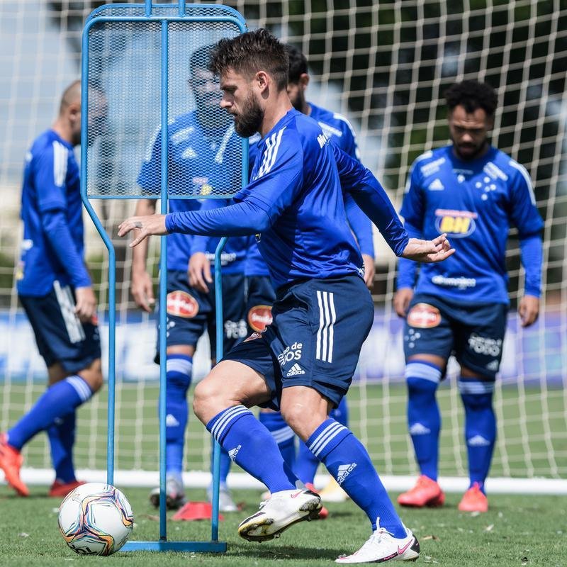 Fotos do primeiro treino de Rafael Sobis na volta ao Cruzeiro, nesta segunda