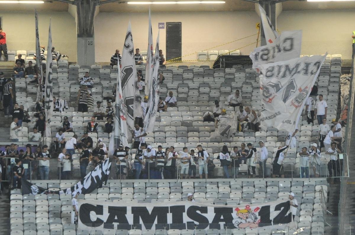Imagens das torcidas de Cruzeiro e Corinthians no Mineiro