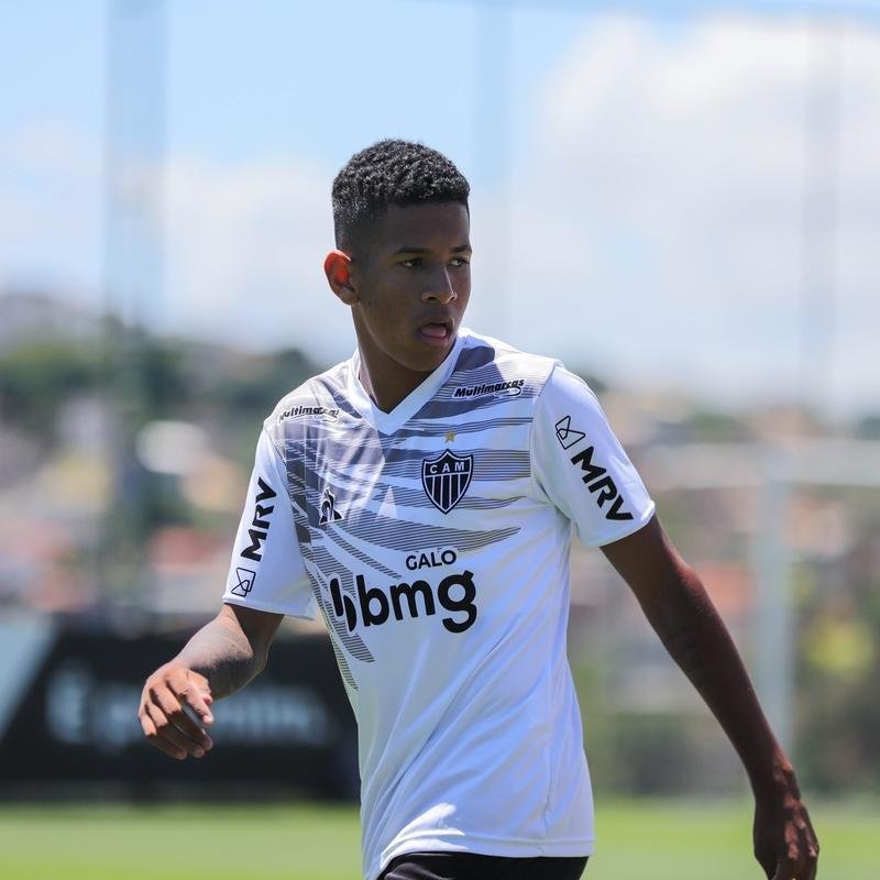 Atlético divulga fotos do novo uniforme de treino