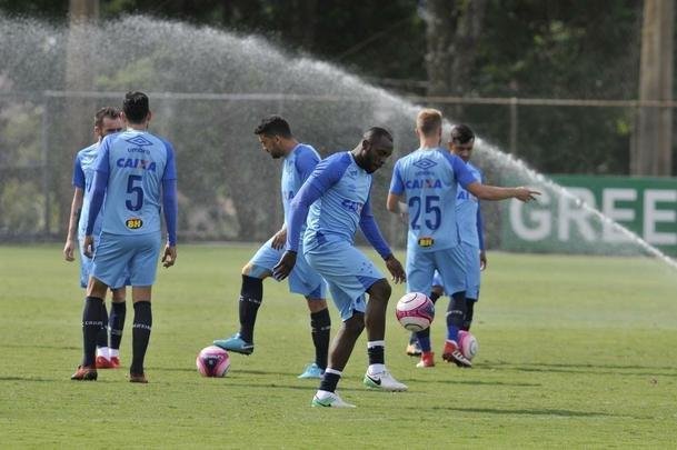 Mano Menezes montou Cruzeiro que deve encarar o Villa Nova no sbado e promoveu trs mudanas em relao ao ltimo jogo: Murilo entrou na vaga de Leo, Egdio no lugar de Marcelo Hermes e Robinho deu lugar a Ariel Cabral