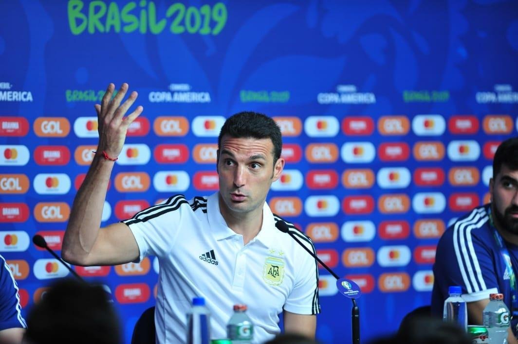 Tcnicos de Argentina e Paraguai, juntos de um jogador de cada equipe, em entrevista no Mineiro