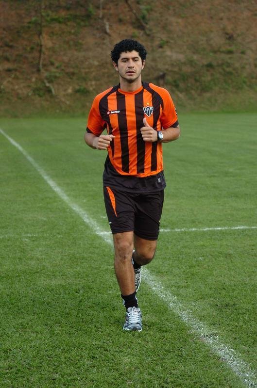 Pedro Bentez - No dia 26 de agosto de 2009, o paraguaio Pedro Bentez foi anunciado como novo reforo do Atltico, atravs do site oficial do clube. O jogador no se firmou no Galo, fazendo apenas 14 partidas pelo clube. Prximo do fim do seu contrato, a diretoria do Atltico decidiu liberar o jogador. Ele foi campeo mineiro em 2010.