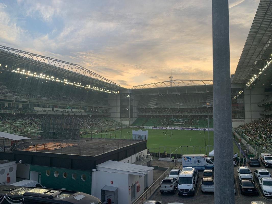Familiares e amigos acompanham final do Mineiro na casa de dona Myrza Guimares, torcedora do Atltico vizinha do estdio Independncia