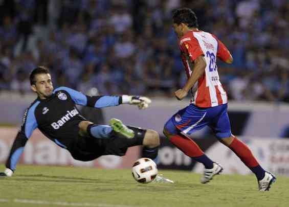 Em 2011, o goleiro Victor esteve com o Grmio na fase preliminar da Libertadores. O Tricolor eliminou o Liverpool, do Uruguai, com um empate por 2 a 2 fora de casa e uma vitria em casa por 3 a 1. Ele foi titular nos dois jogos.