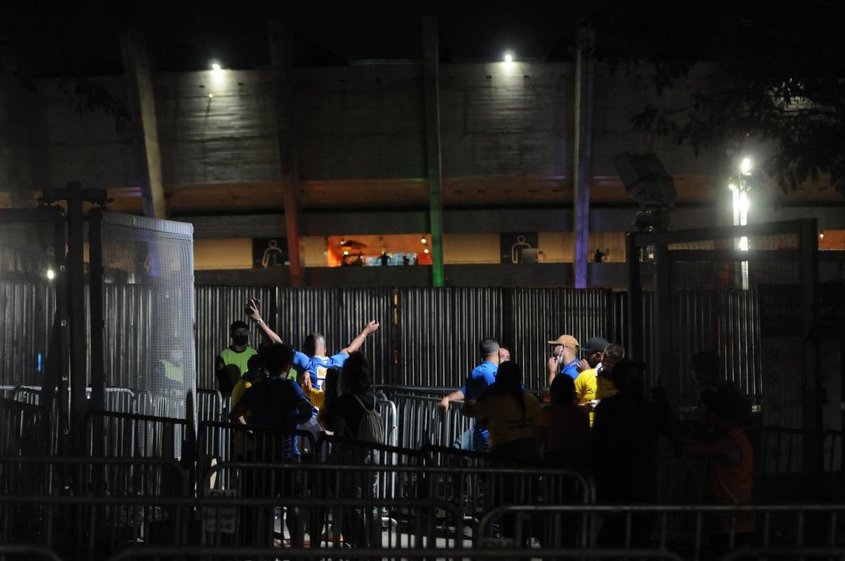 Torcida do Cruzeiro voltou ao Mineiro aps meses de ausncia devido  pandemia. Houve grandes filas devido  desorganizao do clube, que demorou a enviar funcionrios aos portes para fazer a conferncia dos exames de COVID-19. Na Alameda das Palmeiras, muitos cruzeirenses se aglomeraram e no usaram mscara prximo ao Bar do Peixe.