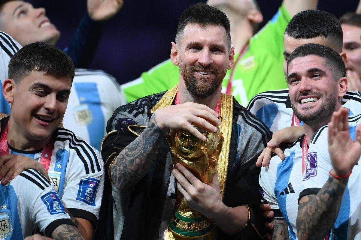 Messi ergue a taa de campeo da Copa do Mundo! Festa da Argentina no Estdio Icnico de Lusail, no Catar, com o tricampeonato mundial