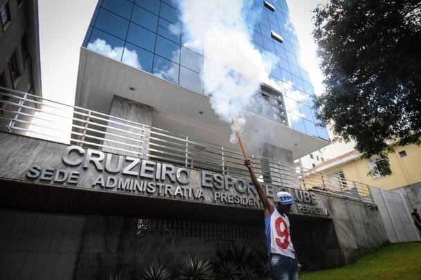 Em protesto na porta da Sede Administrativa, torcedores do Cruzeiro pediram renncias do presidente Wagner Pires de S e de seus vices, Hermnio Lemos e Ronaldo Granata