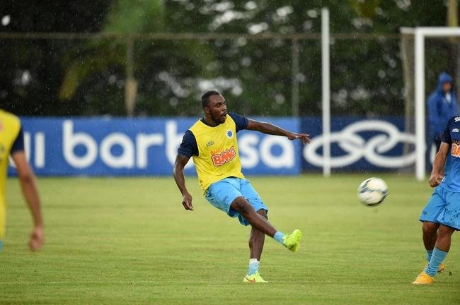 Manoel (zagueiro) - teve 40% dos direitos econmicos adquiridos ao Atltico-PR por cerca de R$ 7,5 milhes em junho de 2014. Desde ento, tornou-se referncia no grupo. Em 164 jogos, marcou 11 gols. Seu contrato com o Cruzeiro vai at junho de 2021.