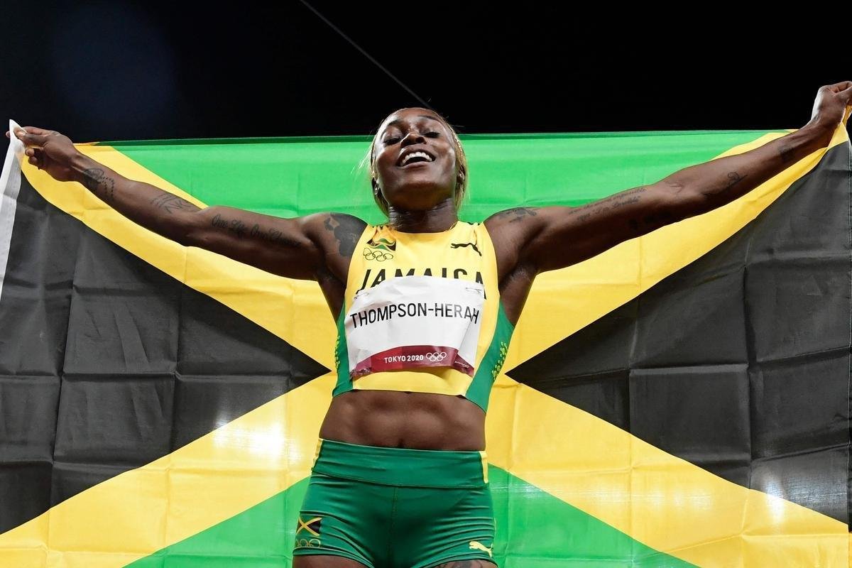 Fotos espetaculares da vitria da jamaicana Elaine Thompson-Herah nos 100m rasos dos Jogos Olmpicos de Tquio com o tempo de 10s61. A velocista quebrou o recorde olmpico e comandou o pdio jamaicano ao lado de Ann Fraser-Pryce, prata, e Shericka Jackson, bronze.