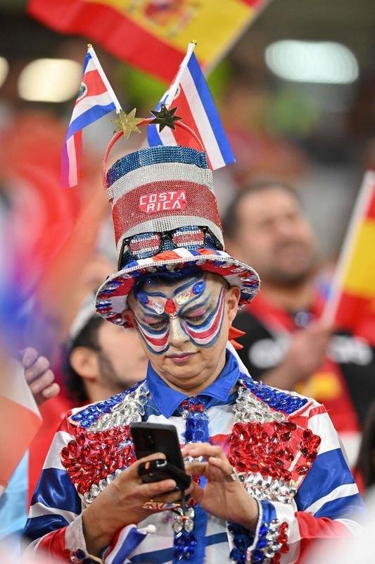 Torcedores de Espanha e Costa Rica no jogo pela Copa do Mundo.