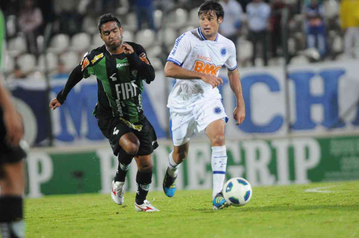Amrica e Cruzeiro empataram em 1 a 1, no dia 18 de junho de 2011, na Arena do Jacar, em Sete Lagoas, pela 5 rodada do Srie A do Campeonato Brasileiro. Fbio Jnior marcou para o Coelho e Fabrcio para a Raposa.