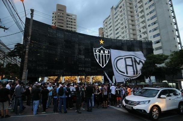 Depois de protesto na madrugada, torcedores do Atltico voltaram  sede de Lourdes, em BH, no final da tarde desta sexta-feira para atacar a diretoria do clube e os jogadores. Time foi goleado por 4 a 1 pelo Cerro Porteo na quarta-feira, em Assuno, e passou a ter chances remotas de se classificar s oitavas de final da Copa Libertadores. No domingo, Galo abre final do Mineiro contra o Cruzeiro, no Mineiro. Presso tenta mexer com brios do elenco s vsperas da deciso.
