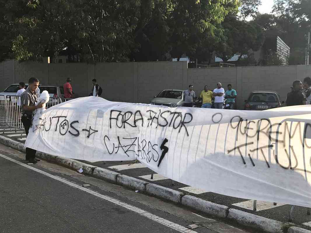 Torcedores do Atltico fazem protesto na Cidade do Galo