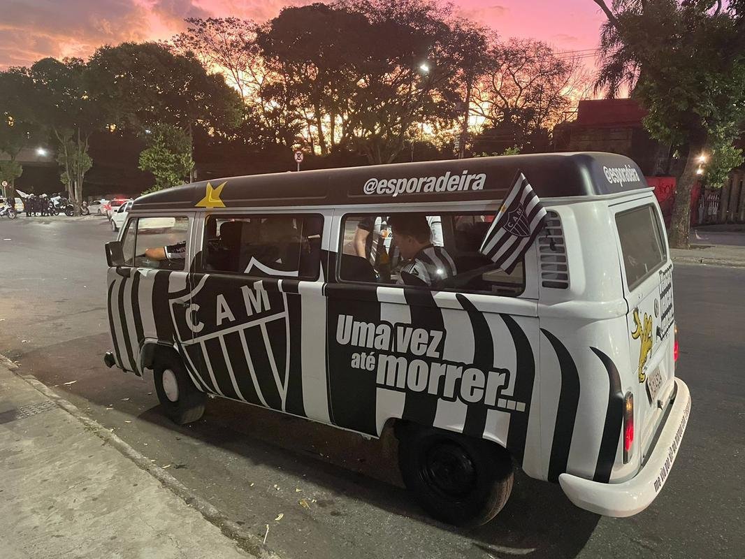 Fotos da chegada da torcida do Atltico ao Mineiro para o jogo contra o Emelec pelas oitavas de final da Copa Libertadores de 2022