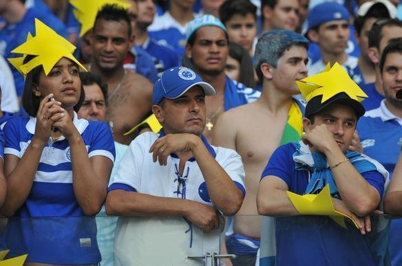 Torcida cruzeirense comea a festa dentro do estdio antes da partida decisiva contra o Grmio