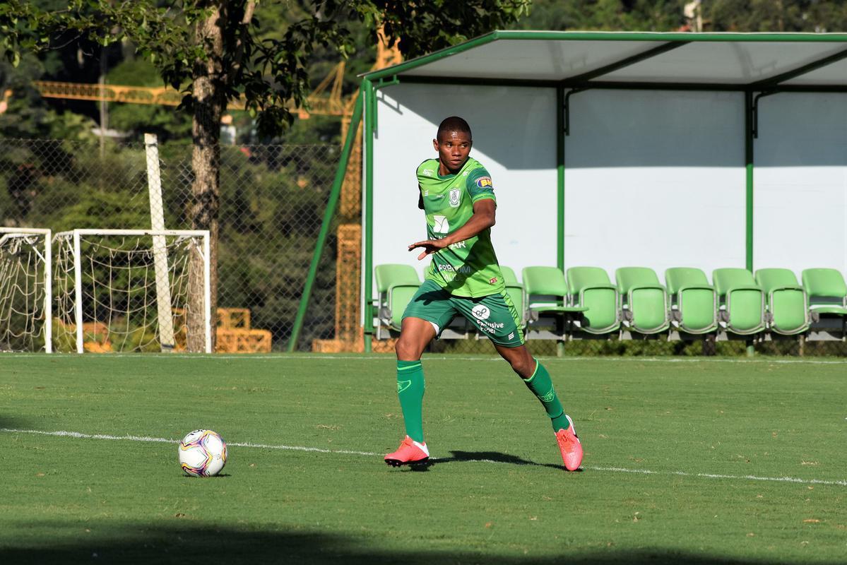 O América treinou na tarde desta segunda-feira (23), no CT Lanna Drumond, em Belo Horizonte. A atividade visou o confronto contra o Juventude, às 21h30 desta terça-feira (24), no Independência. A partida é válida pela 23ª rodada da Série B do Campeonato Brasileiro.