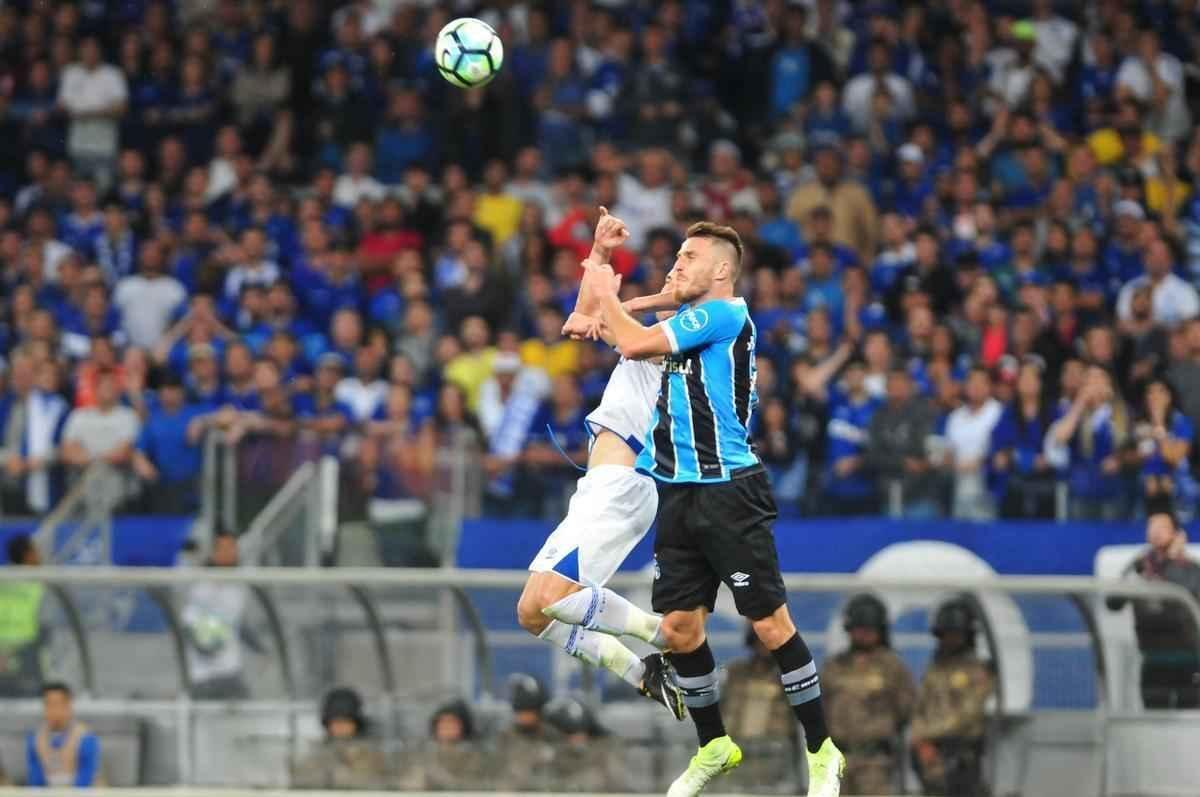 Fotos do primeiro tempo do duelo entre Cruzeiro e Grmio, no Mineiro, pela semifinal da Copa do Brasil