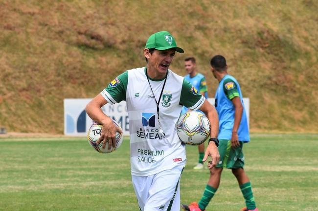 O Amrica segue com treinos preparatrios para a disputa do Campeonato Mineiro 2021. Comandados pelo auxiliar tcnico Mrcio Hahn, jogadores da base americana - e tambm os que tiveram menos oportunidades na temporada 2020 - realizam atividades voltadas ao Estadual.