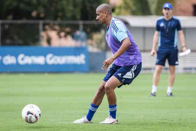 Alvo do Cruzeiro, zagueiro do Athletico-PR é vetado de jogo da Libertadores  - Superesportes