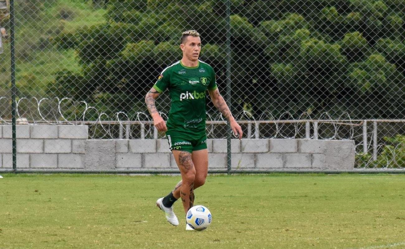 O meia-atacante Marcelo Toscano no representar Coelho na prxima temporada. O clube, inclusive, j fez uma postagem se despedindo do atleta, que totaliza mais de 100 jogos com a camisa do Amrica