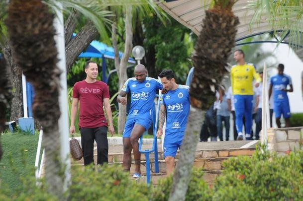 Fotos da apresentao de Adilson Batista como novo tcnico do Cruzeiro. Tcnico teve reunio com jogadores na Toca da Raposa II, falou com a imprensa e depois comandou seu primeiro treino