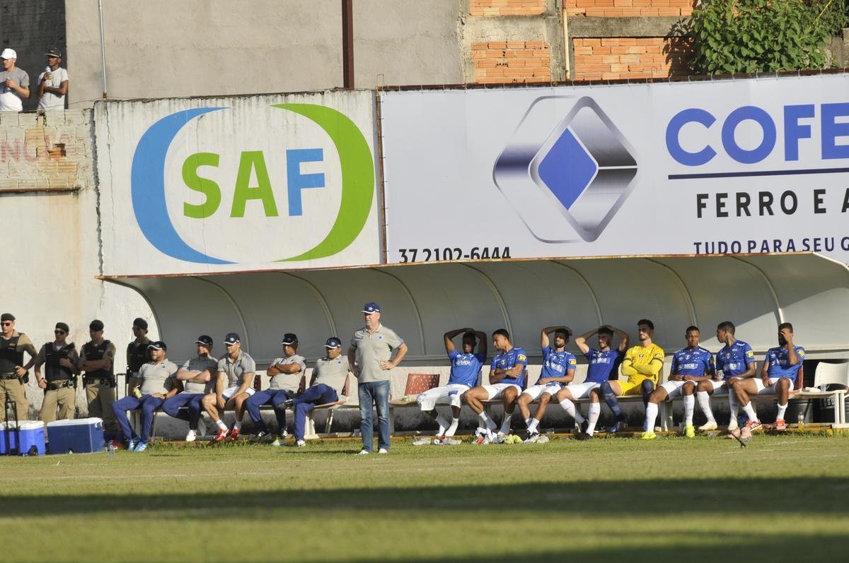Torcidas de Cruzeiro e Guarani lotaram estdio Fario e casas do entorno, em Divinpolis, para assistir ao duelo de abertura do Campeonato Mineiro 2019