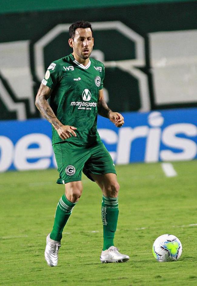 Ariel Cabral - alcanou o status de estrangeiro com mais jogos pelo Cruzeiro (188) ao lado do uruguaio Arrascaeta. Porm, antes de ultrapassar o ex-camisa 10, o argentino foi emprestado ao Gois, lanterna do Campeonato Brasileiro, pelo qual j esteve em campo em sete partidas (todas como titular) e assumiu a braadeira de capito. O volante de 33 anos tem contrato com a Raposa at dezembro de 2021.