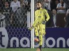 Everson leva 3 amarelo e no defender Atltico contra o Cear