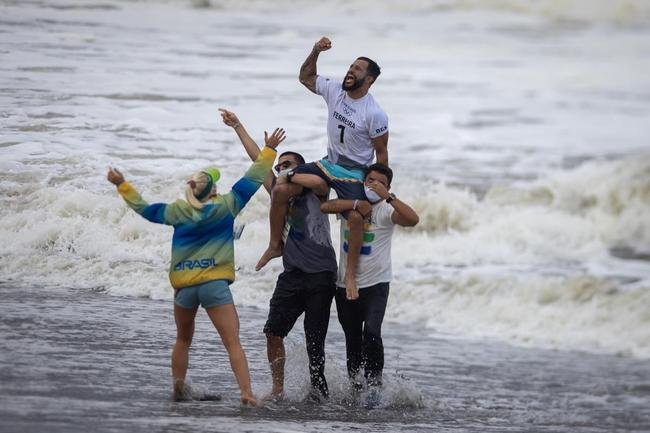 Ítalo Ferreira superou o japonês Kanoa Igarashi na final e conquistou o primeiro ouro para o Brasil na Olimpíada de Tóquio. A medalha é histórica na modalidade que estreia justamente nesta edição dos Jogos.