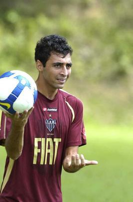 Sheslon (2008/09) - Jogador da base do Galo, foi promovido por Marcelo Oliveira em 2008. Durante duas temporadas e meia no Atlético, o jogador teve poucas atuações e acabou sendo emprestado ao América até o fim do Estadual de 2011. No clube alviverde, passou boa parte da temporada no banco de reservas, graças ao bom momento do lateral Marcos Rocha, também revelado pelo Galo.