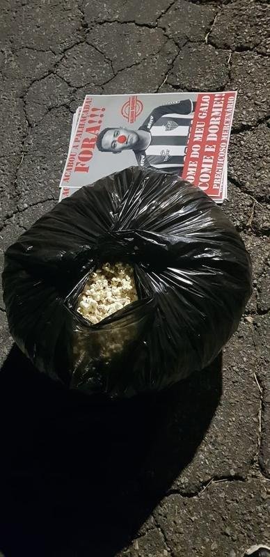 Imagens do protesto da torcida do Atltico na sede de Lourdes