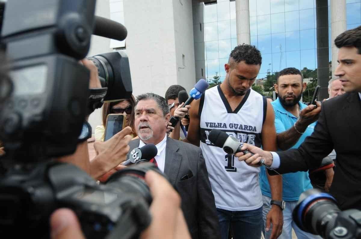 Vestido com camiseta da Galoucura Zona Norte, goleiro esteve nesta quinta-feira no Frum de Santa Luzia, na Regio Metropolitana de Belo Horizonte, para apresentar as garantias de sua liberdade