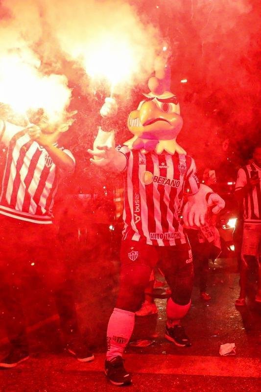 Torcedores do Atltico fizeram viglia em comemorao ao aniversrio de 114 anos do clube, na madrugada desta sexta-feira, na porta da sede de Lourdes