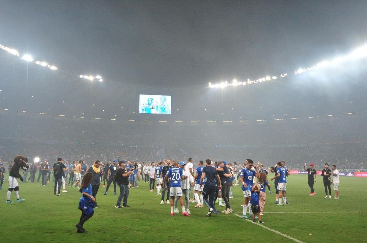 Depois de confirmar o acesso  Srie A com a vitria sobre o Vasco, jogadores do Cruzeiro foram  loucura no Mineiro. Nas arquibancadas, torcedores deliraram. Muitos tambm foram s lgrimas de emoo 