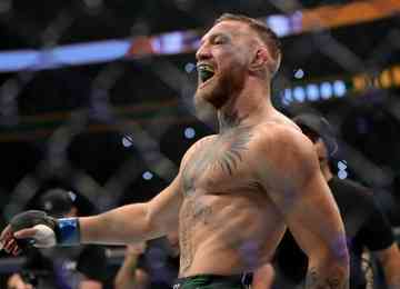 Campeão dos pesos-penas do UFC Conor McGregor tem interesse em comprar o Liverpool, que foi colocado 'à venda' pelo Fenway Sports Group 