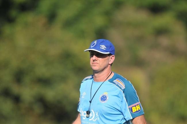 Rogrio Ceni concedeu entrevista coletiva e comandou o primeiro treinamento