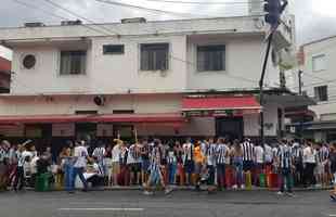 Nesta quinta-feira (2), torcedores do Atltico lotaram os bares de BH para acompanhar Bahia x Galo, jogo adiado da 32 rodada do Campeonato Brasileiro. Na imagem, Bar do Salomo, na Rua do Ouro.