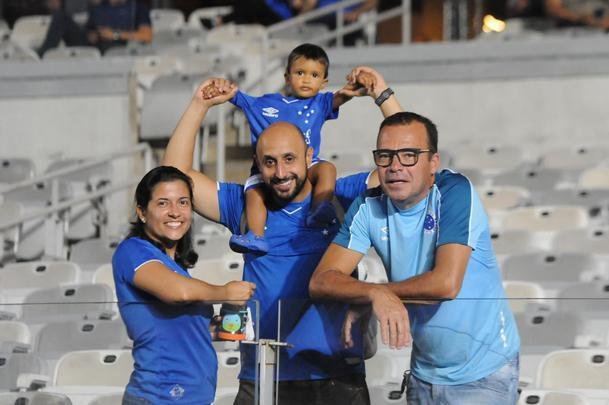 Torcedores do Cruzeiro e do Villa marcaram presena no Mineiro