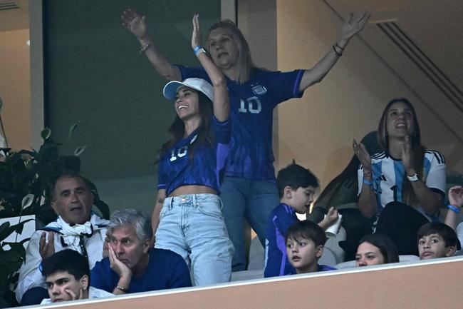 Famlia de Messi na final da Copa do Mundo, no Estdio Lusail: esposa Antonela Roccuzzo, filhos Thiago, Mateo e Ciro; me Celia Maria Cuccittini e pai, Jorge Messi