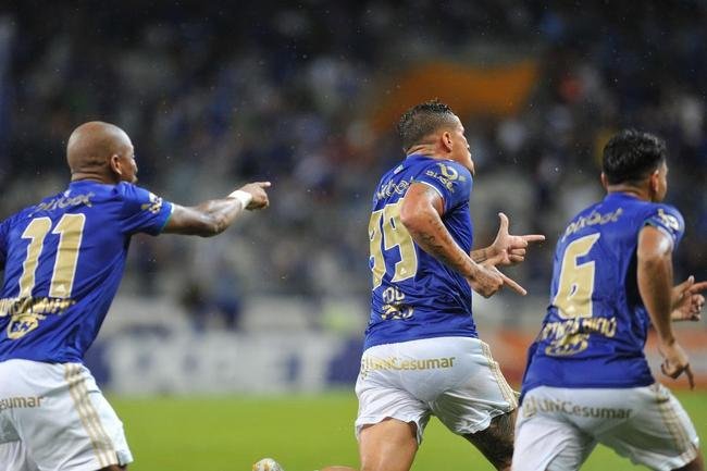 Atacante Edu, do Cruzeiro, vai  loucura ao marcar o gol da vitria sobre o Democrata-GV, no Mineiro, no ltimo minuto da partida pela quinta rodada do Mineiro