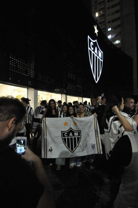 Torcedores do Atltico se concentraram em frente  sede do clube, no bairro de Lourdes, em BH, para festejar o ttulo da Supercopa do Brasil sobre o Flamengo. Galo derrotou rubro-negros nos pnaltis na Arena Pantanal, em Cuiab