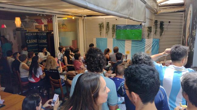No restaurante Pizza Sur, em Belo Horizonte, comunidade argentina acompanhou a final da Copa do Mundo diante da Frana