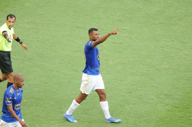 Cruzeiro goleou URT por 3 a 0 no Independncia com gols de Thiago, Machado e Edu em sua estreia no Mineiro. Ronaldo, dono da SAF, assistiu  partida no Horto. Duelo marcou estreia do tcnico uruguaio Paulo Pezzolano